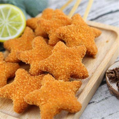 揚げられていたタマネギ リング鶏の天ぷらのための自動ねり粉のパン粉でまぶす機械