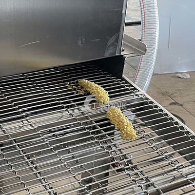 鶏のコータのシーフードの調理をパン粉でまぶすパン粉の連打
